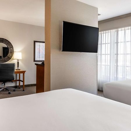 Drury Plaza Hotel Broadview Уичита Экстерьер фото