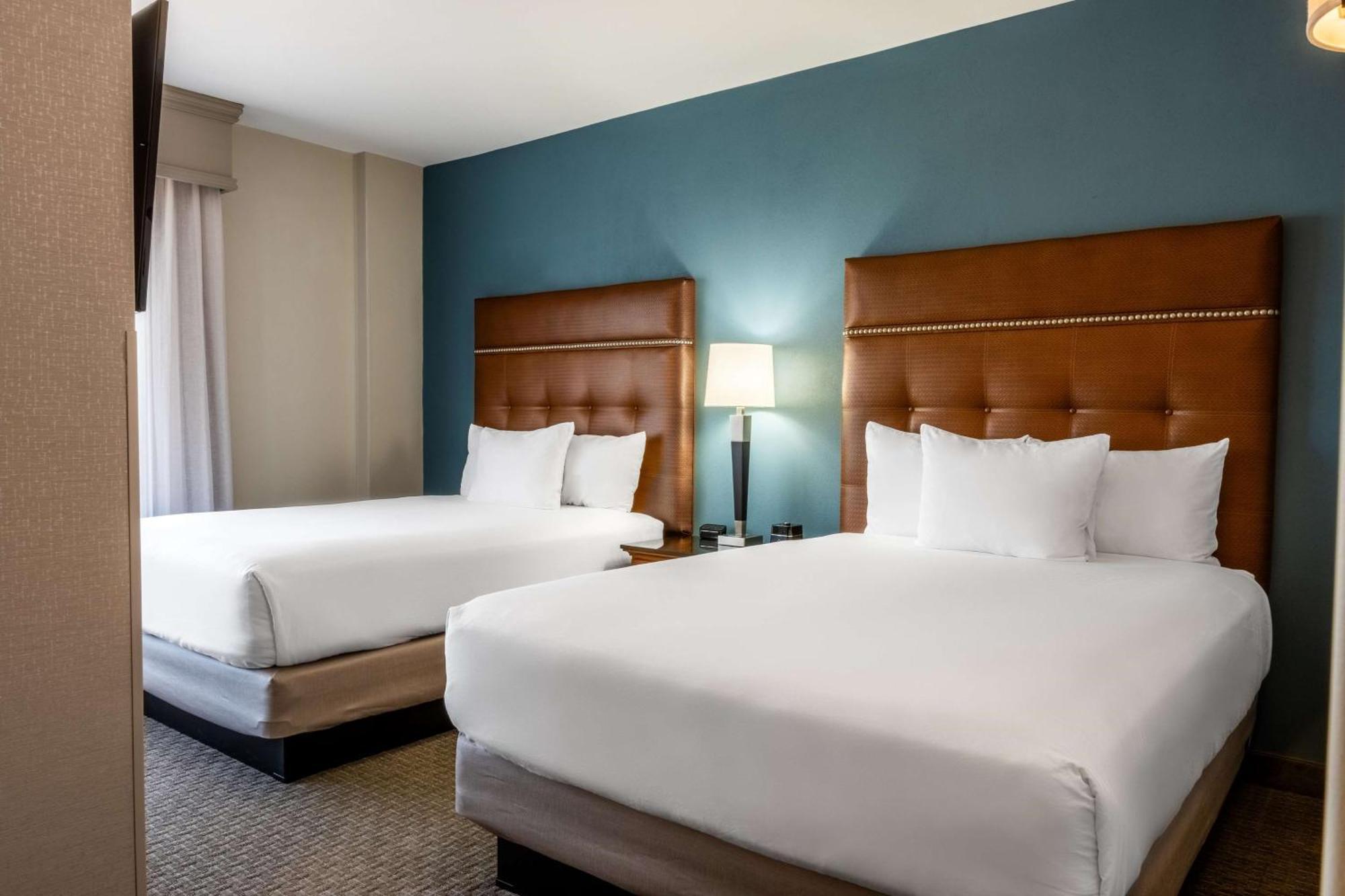 Drury Plaza Hotel Broadview Уичита Экстерьер фото