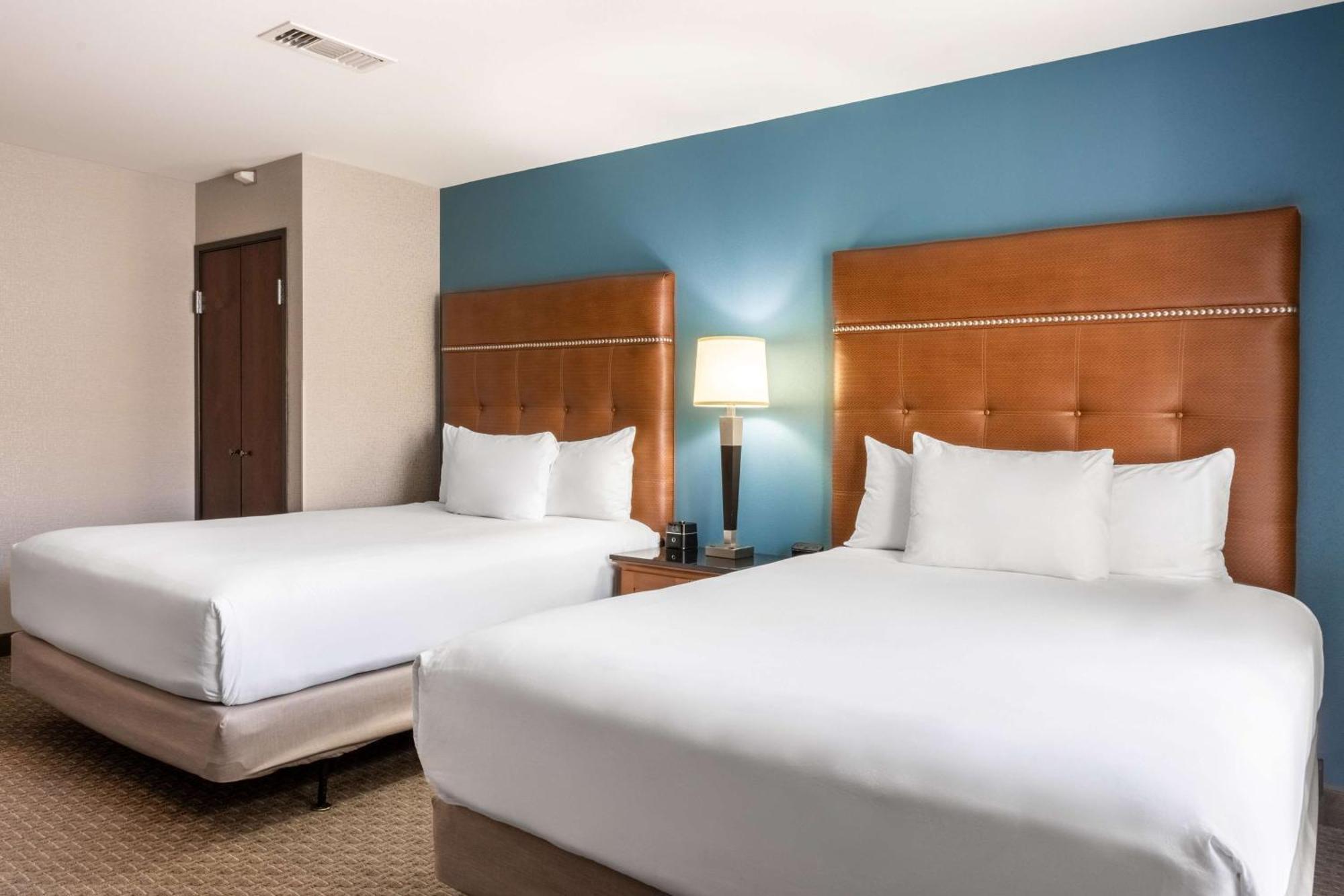 Drury Plaza Hotel Broadview Уичита Экстерьер фото