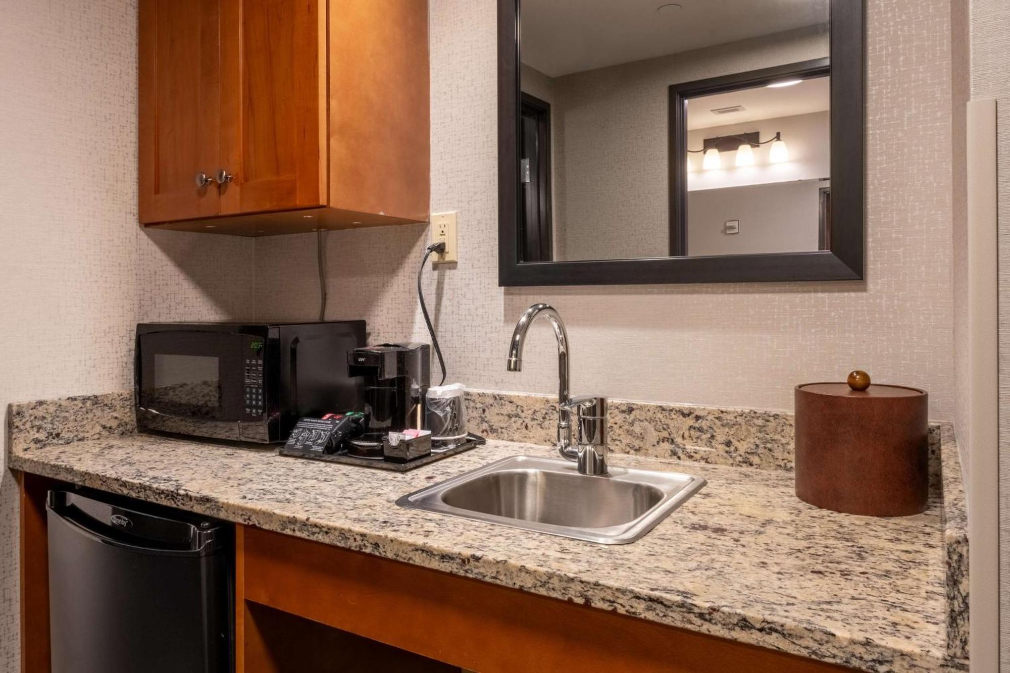 Drury Plaza Hotel Broadview Уичита Экстерьер фото
