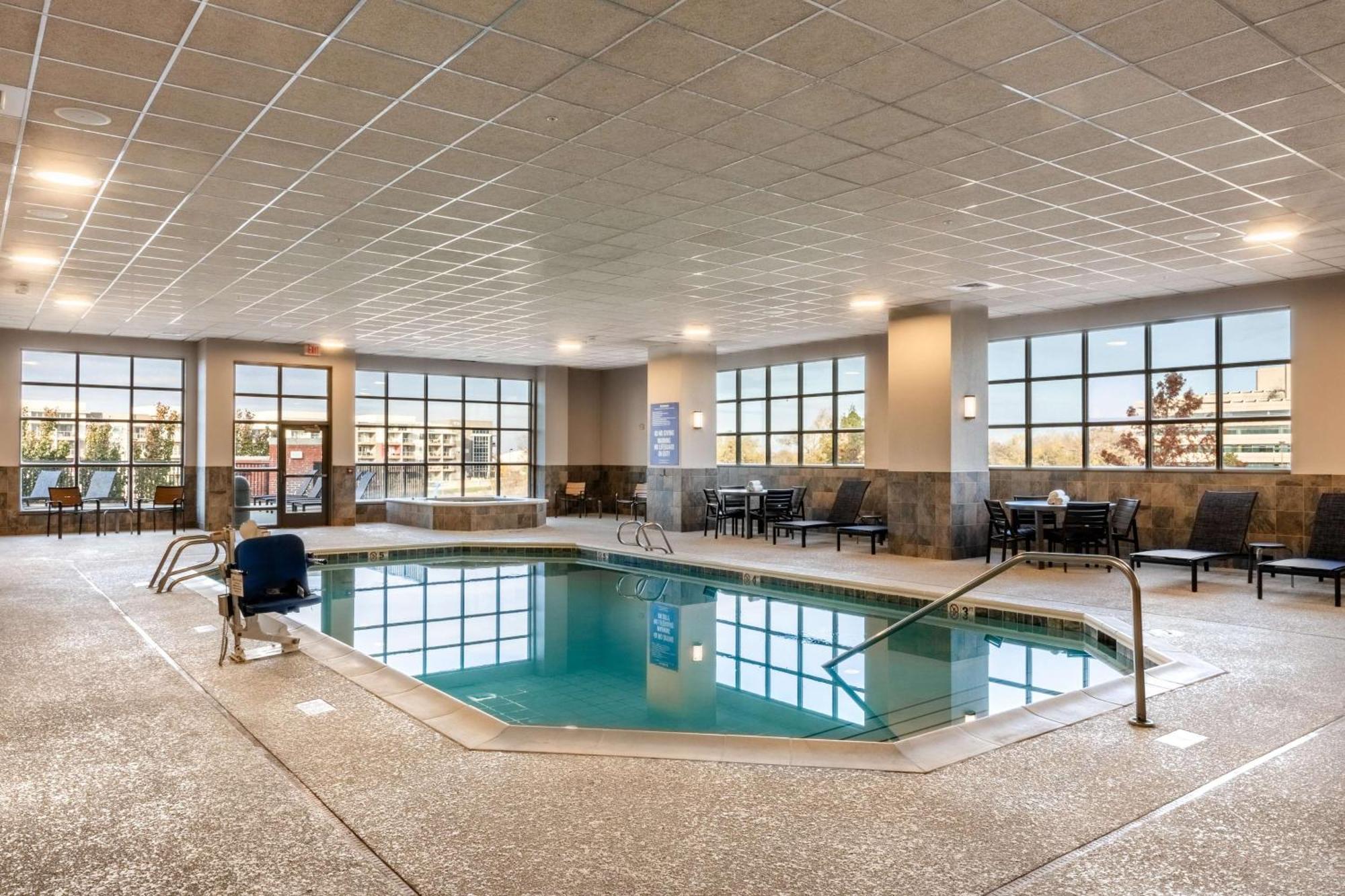 Drury Plaza Hotel Broadview Уичита Экстерьер фото