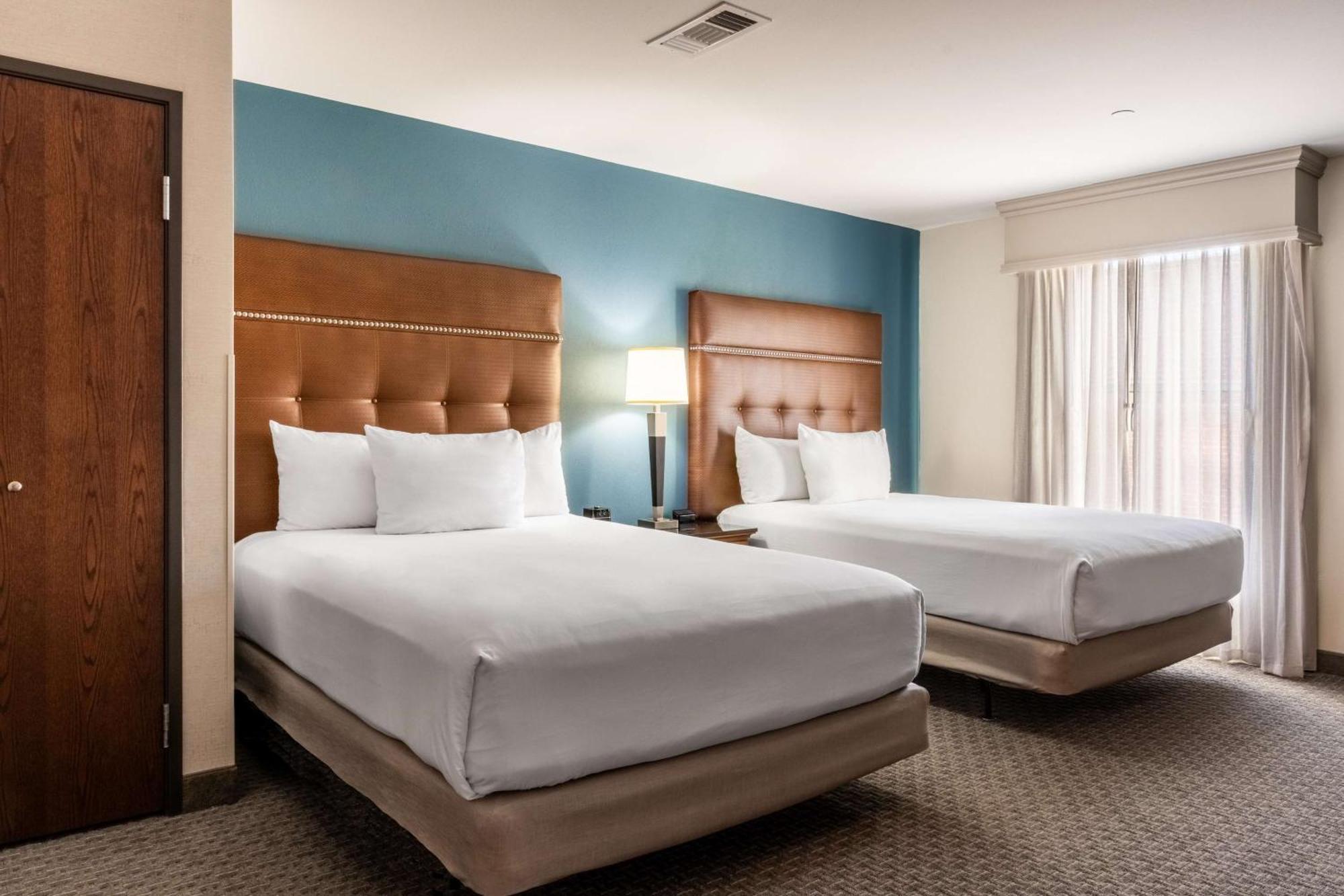 Drury Plaza Hotel Broadview Уичита Экстерьер фото