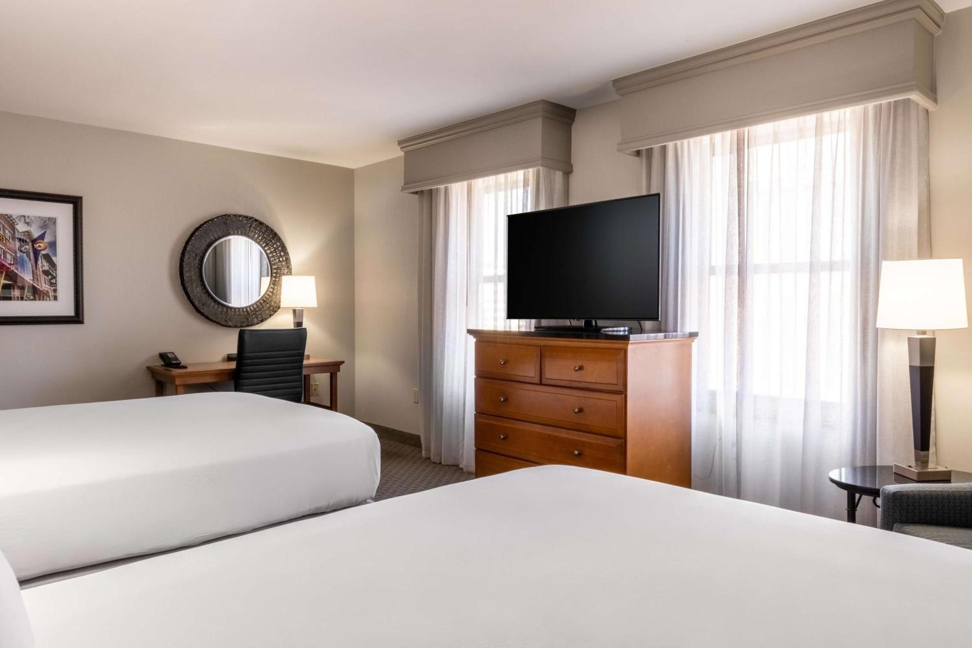 Drury Plaza Hotel Broadview Уичита Экстерьер фото