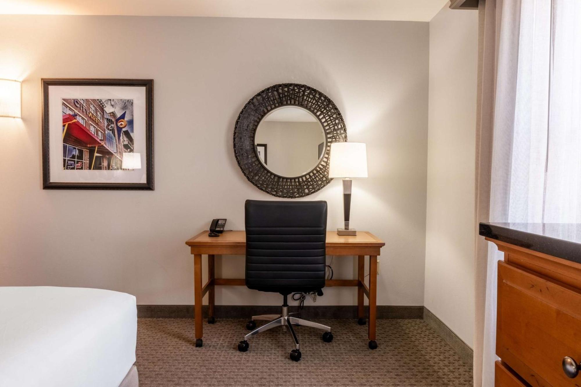 Drury Plaza Hotel Broadview Уичита Экстерьер фото