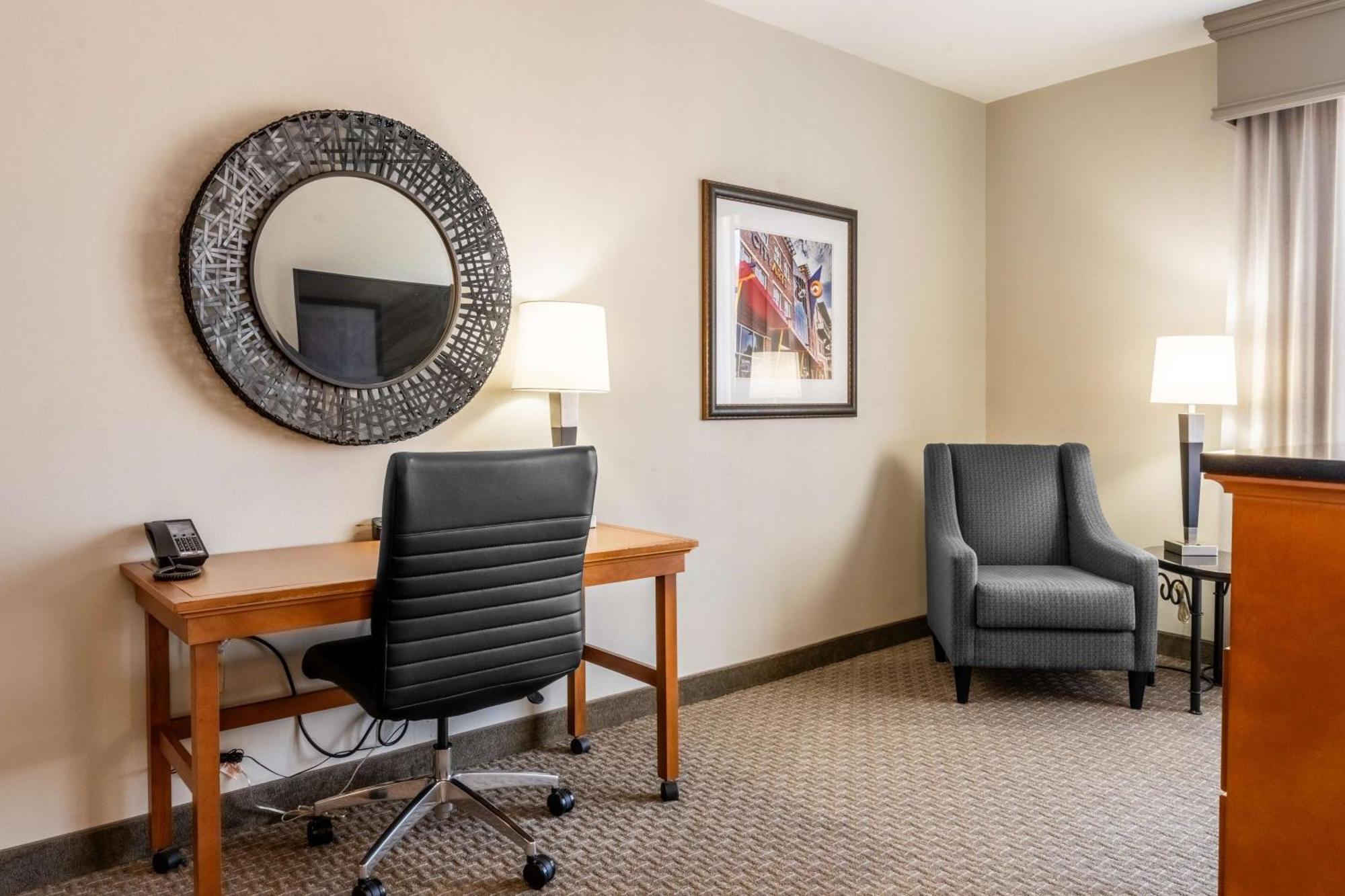 Drury Plaza Hotel Broadview Уичита Экстерьер фото