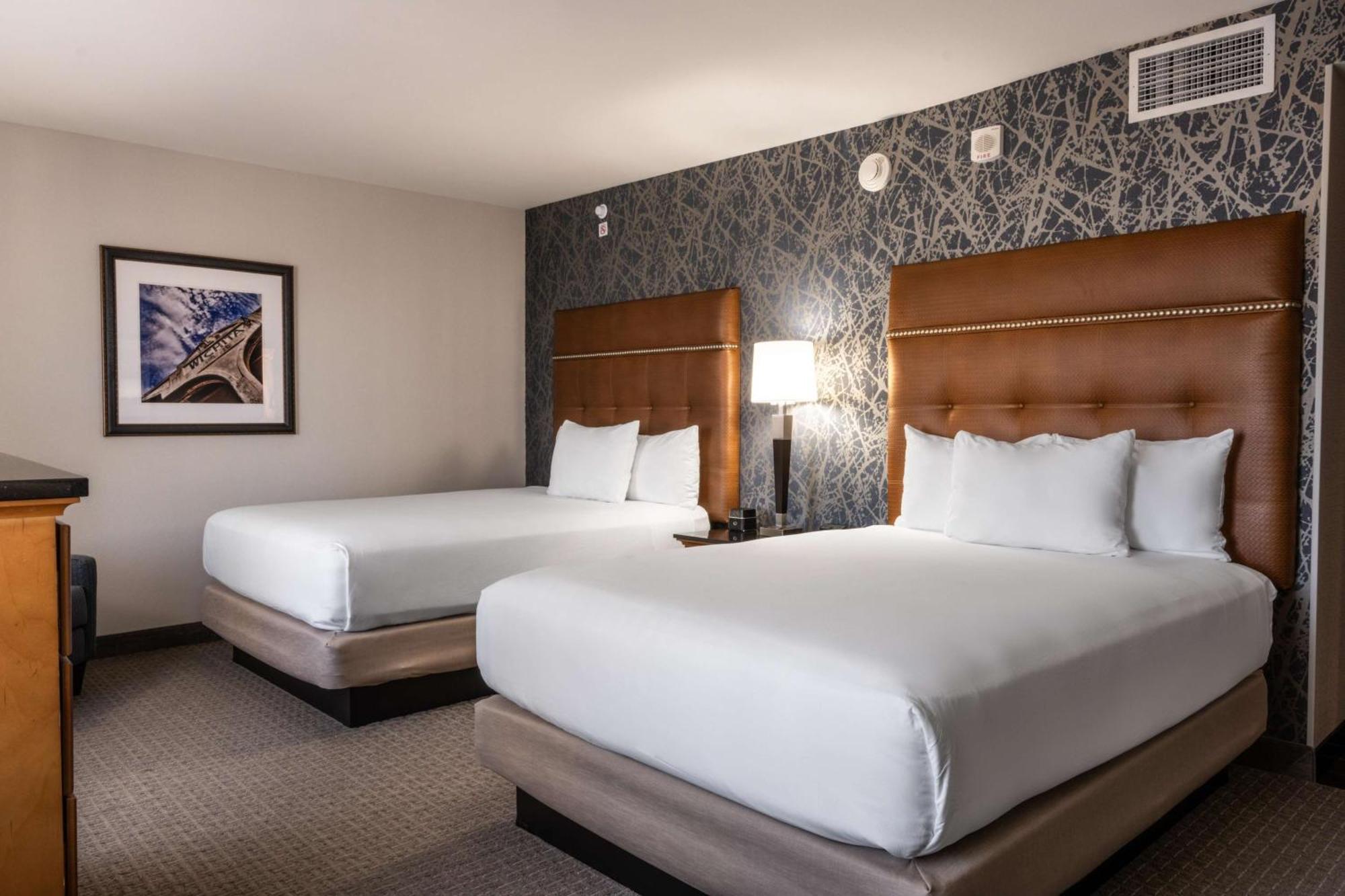 Drury Plaza Hotel Broadview Уичита Экстерьер фото