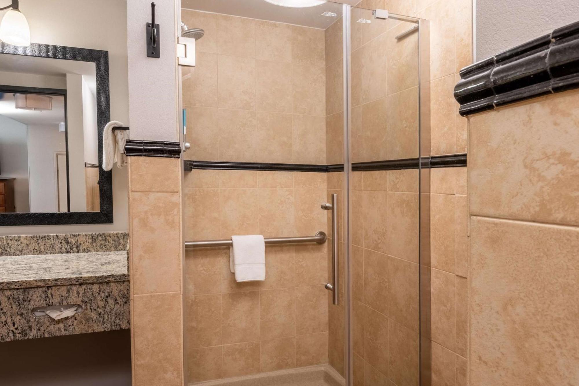 Drury Plaza Hotel Broadview Уичита Экстерьер фото