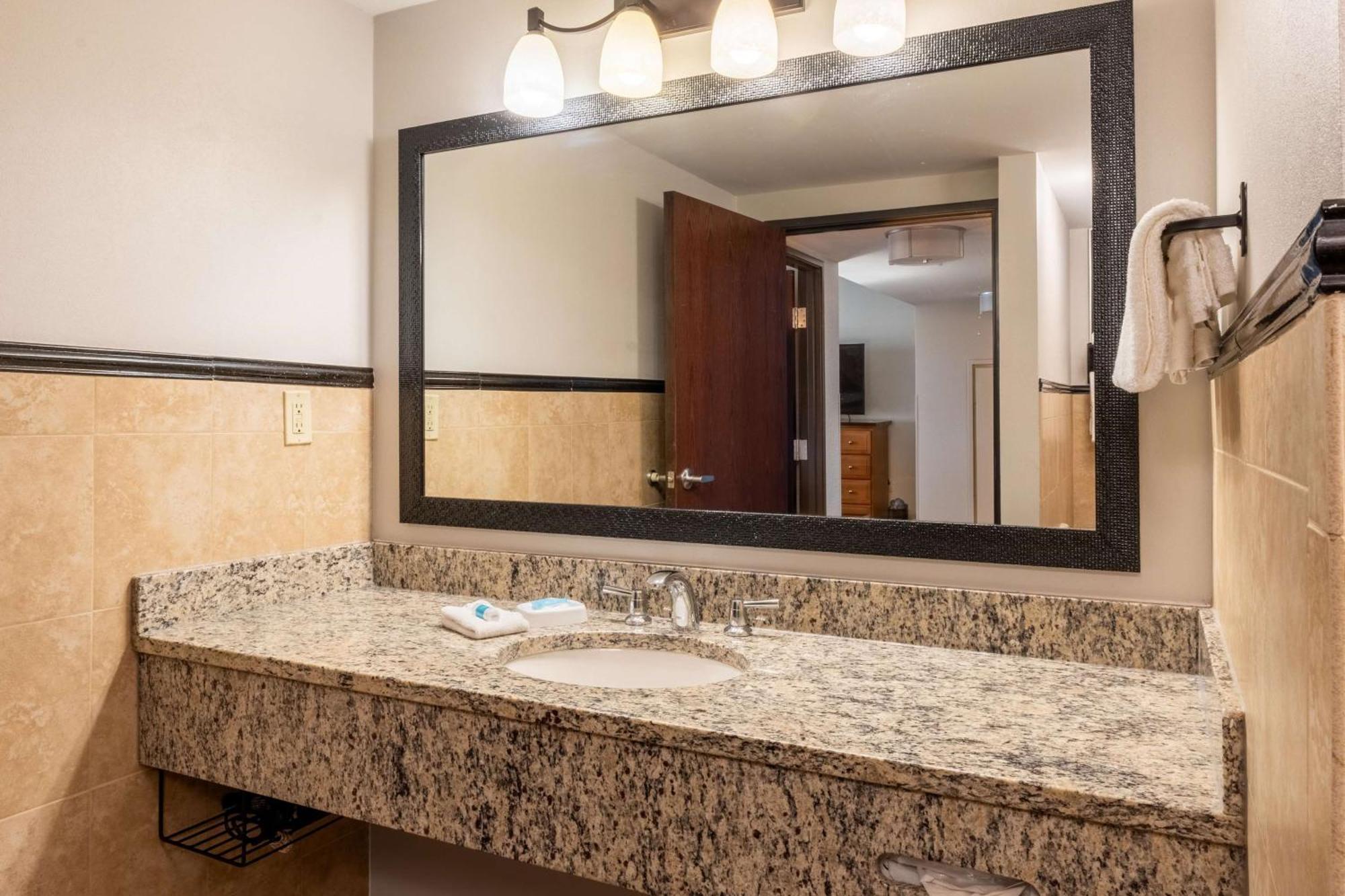 Drury Plaza Hotel Broadview Уичита Экстерьер фото