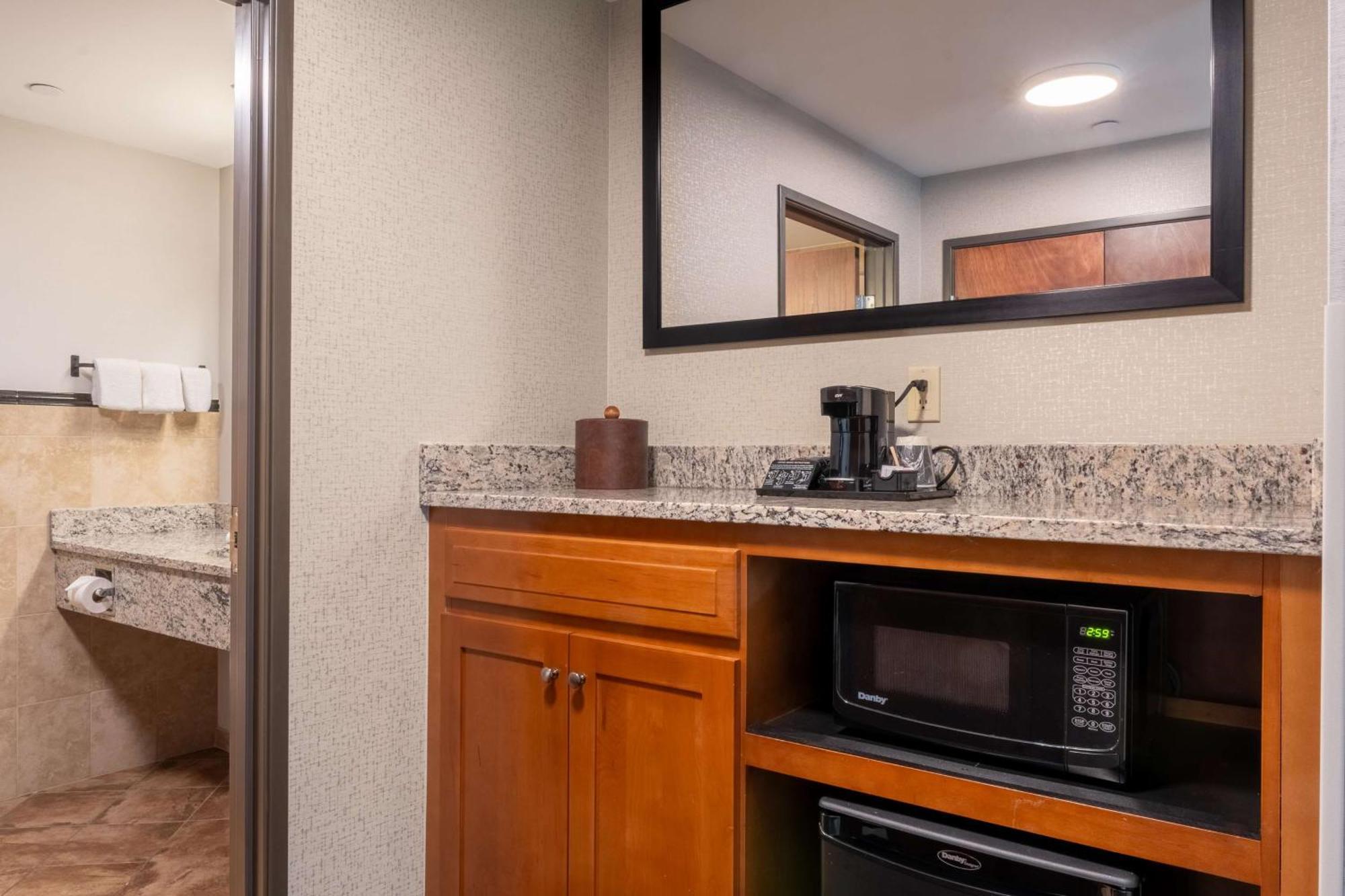 Drury Plaza Hotel Broadview Уичита Экстерьер фото