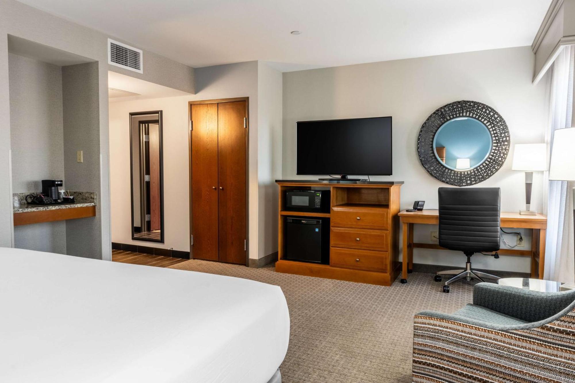 Drury Plaza Hotel Broadview Уичита Экстерьер фото