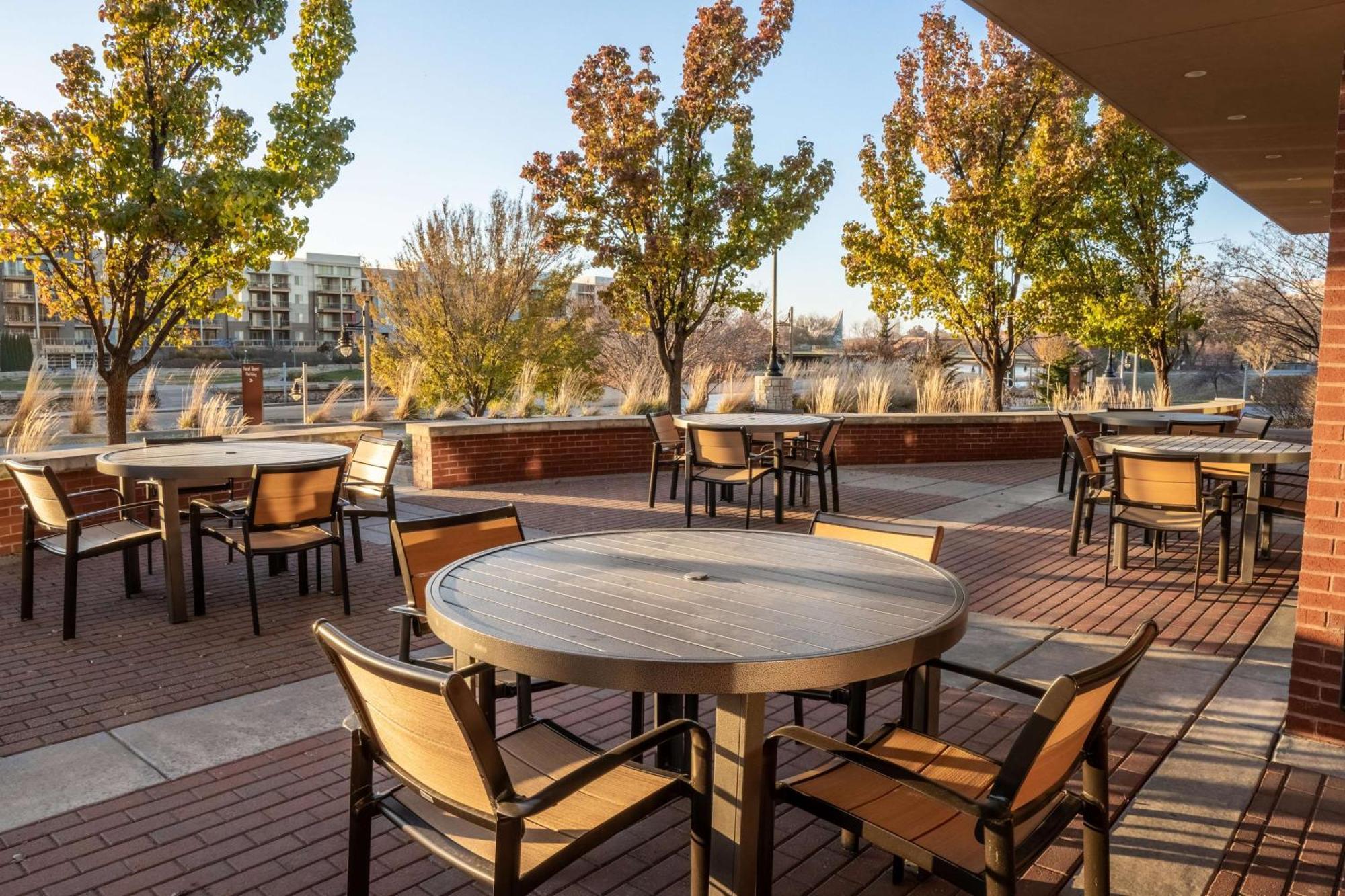 Drury Plaza Hotel Broadview Уичита Экстерьер фото