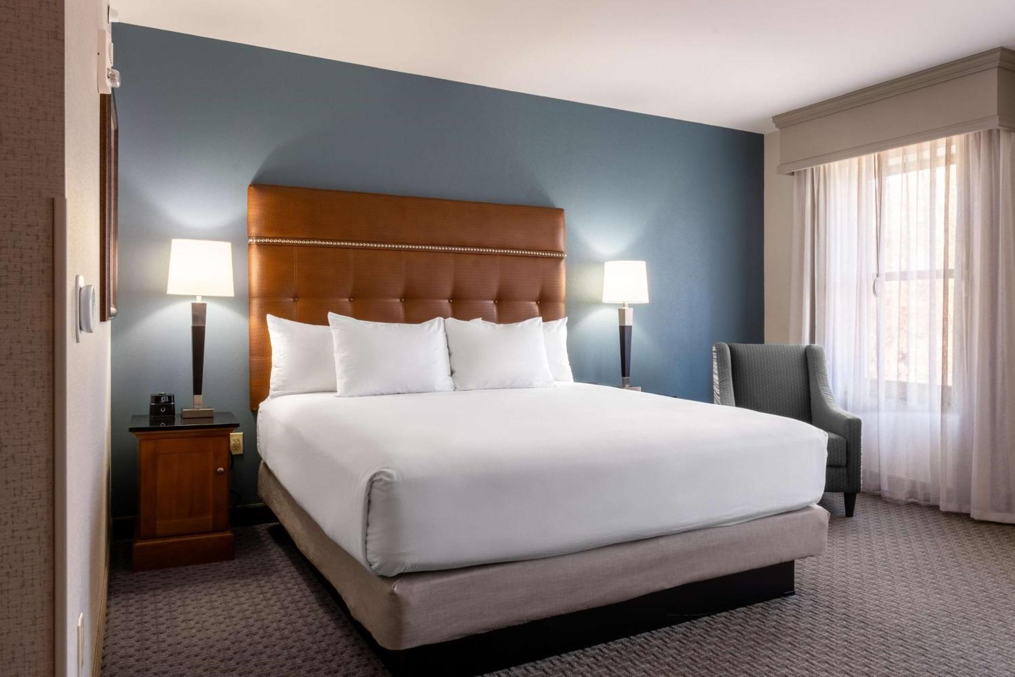 Drury Plaza Hotel Broadview Уичита Экстерьер фото