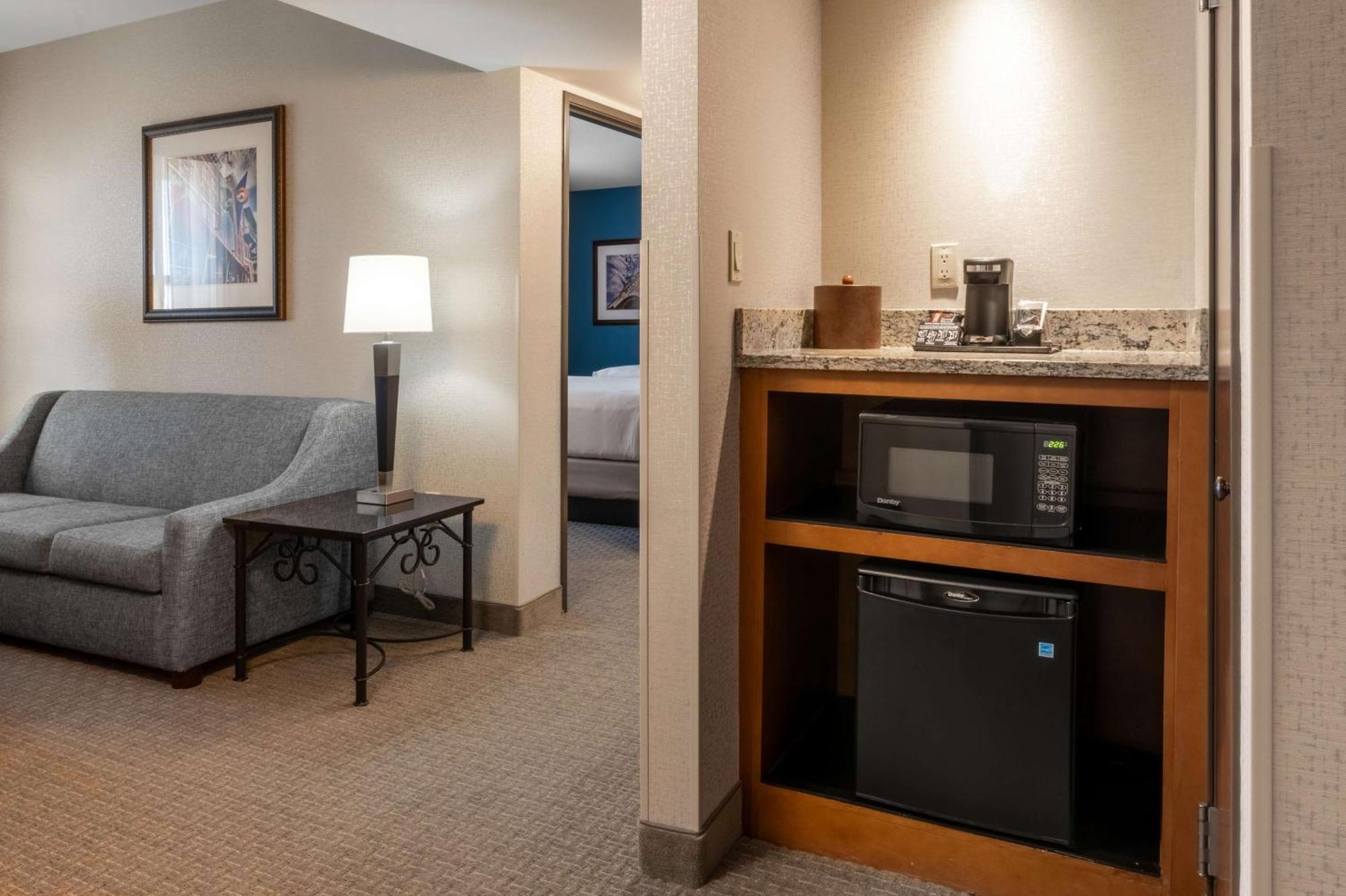 Drury Plaza Hotel Broadview Уичита Экстерьер фото