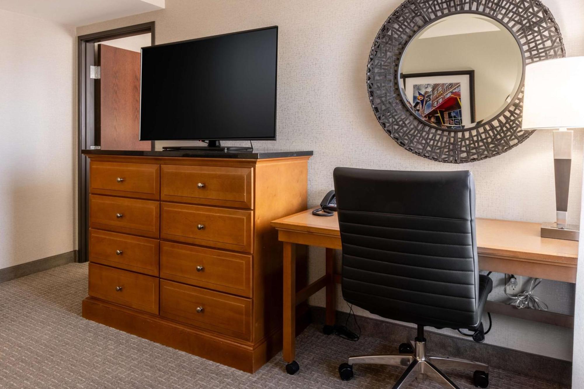 Drury Plaza Hotel Broadview Уичита Экстерьер фото