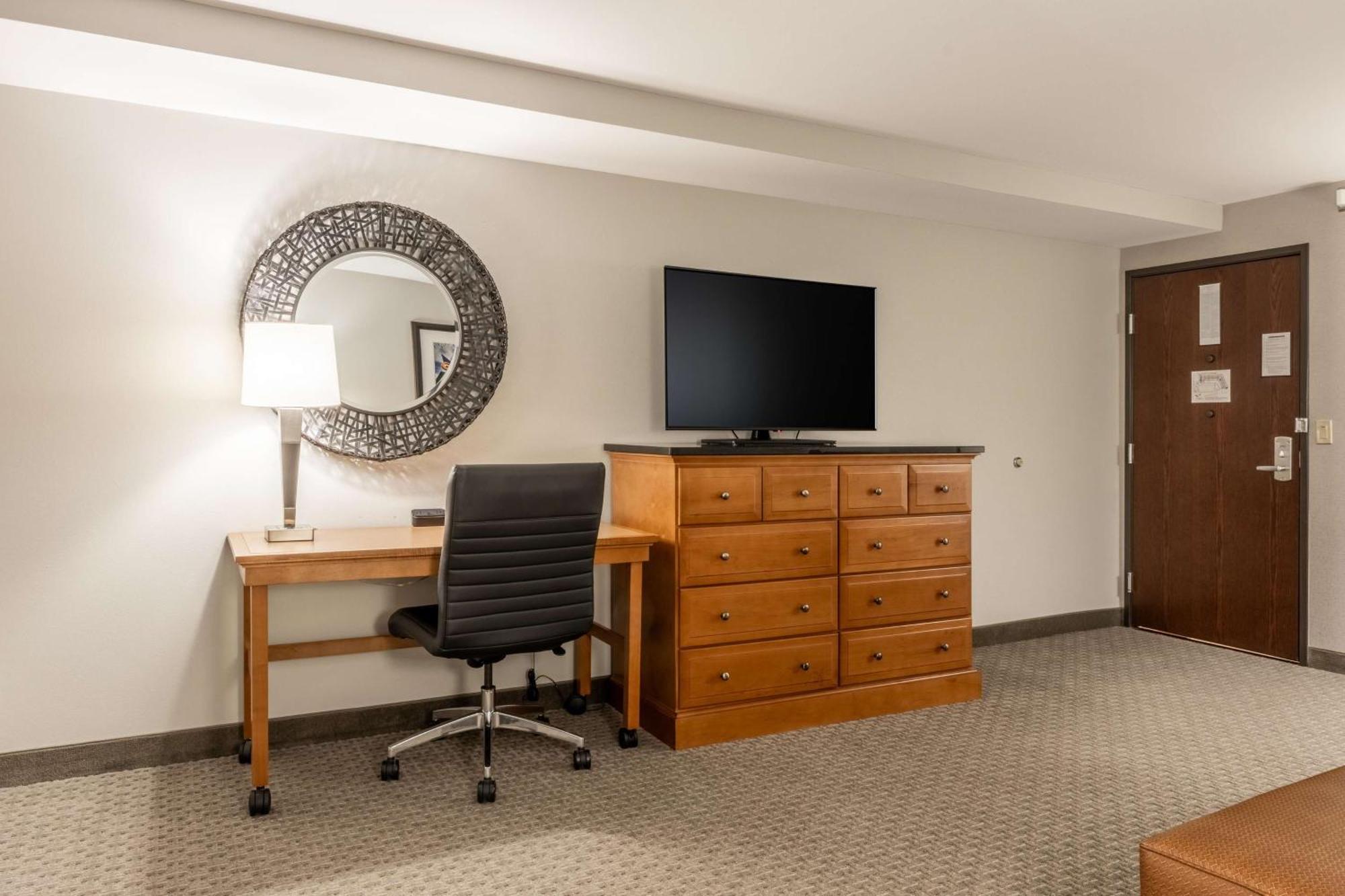 Drury Plaza Hotel Broadview Уичита Экстерьер фото