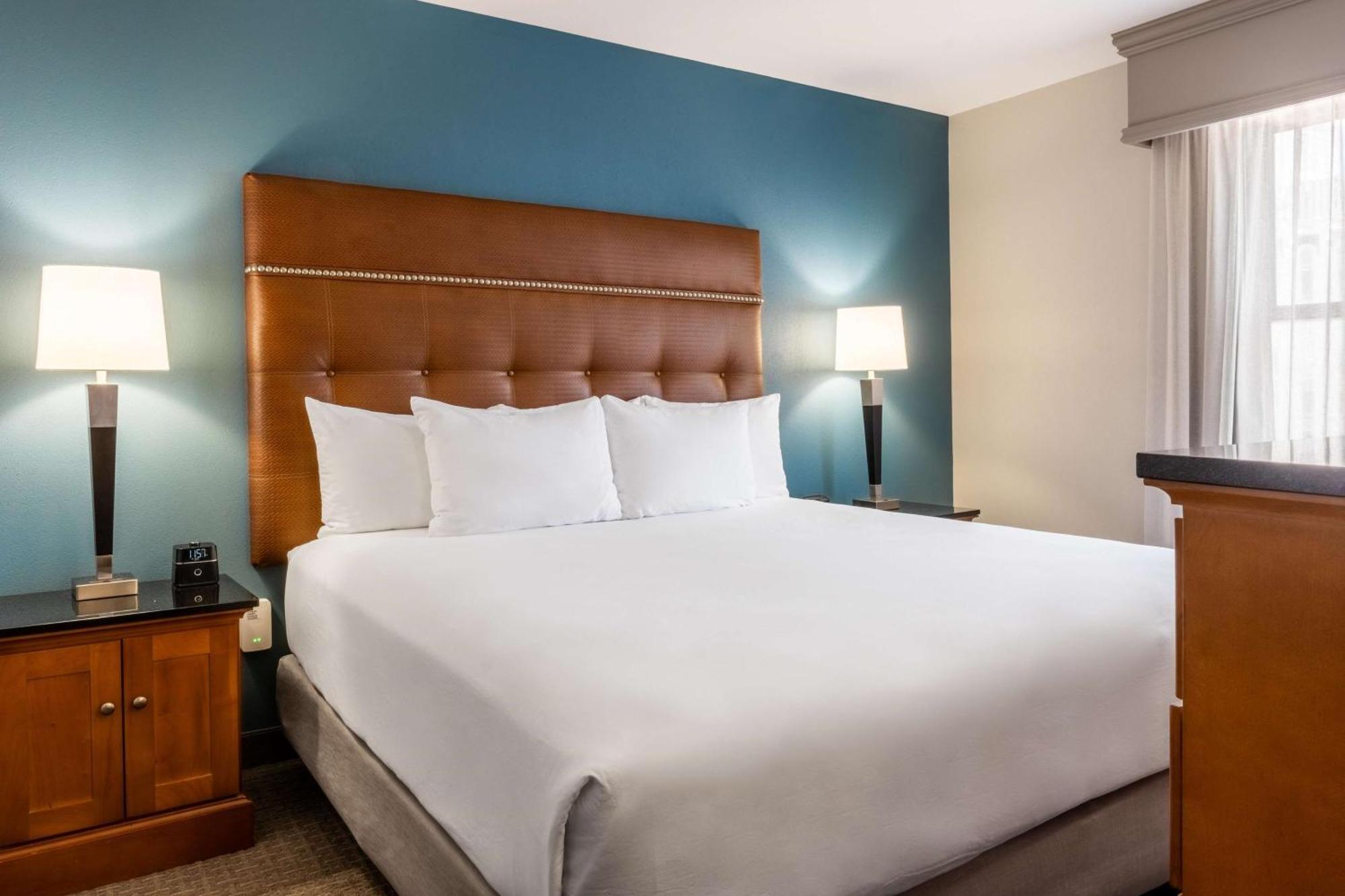 Drury Plaza Hotel Broadview Уичита Экстерьер фото