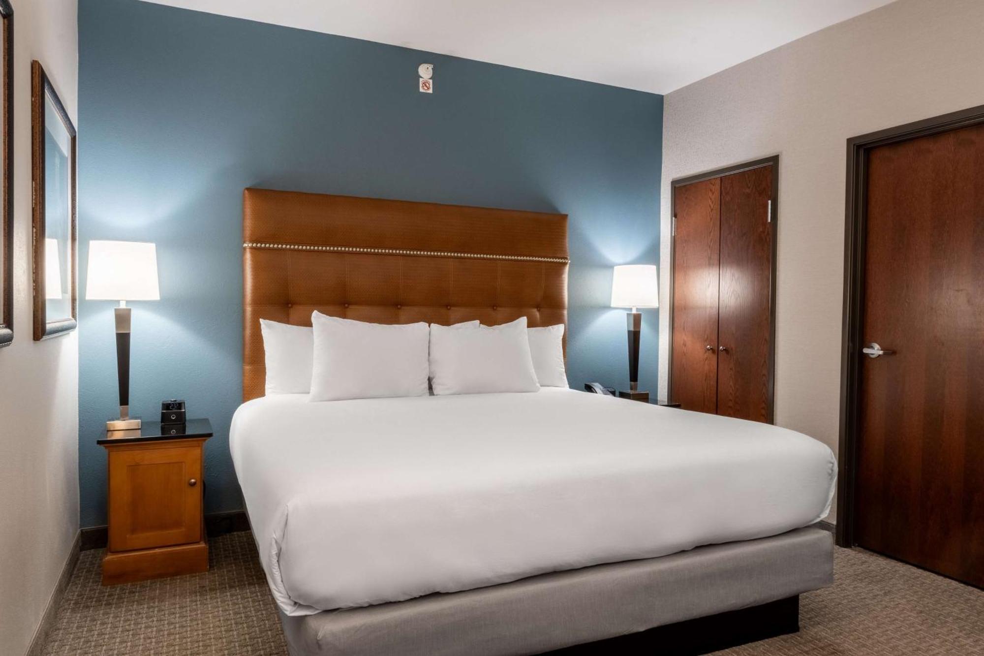Drury Plaza Hotel Broadview Уичита Экстерьер фото