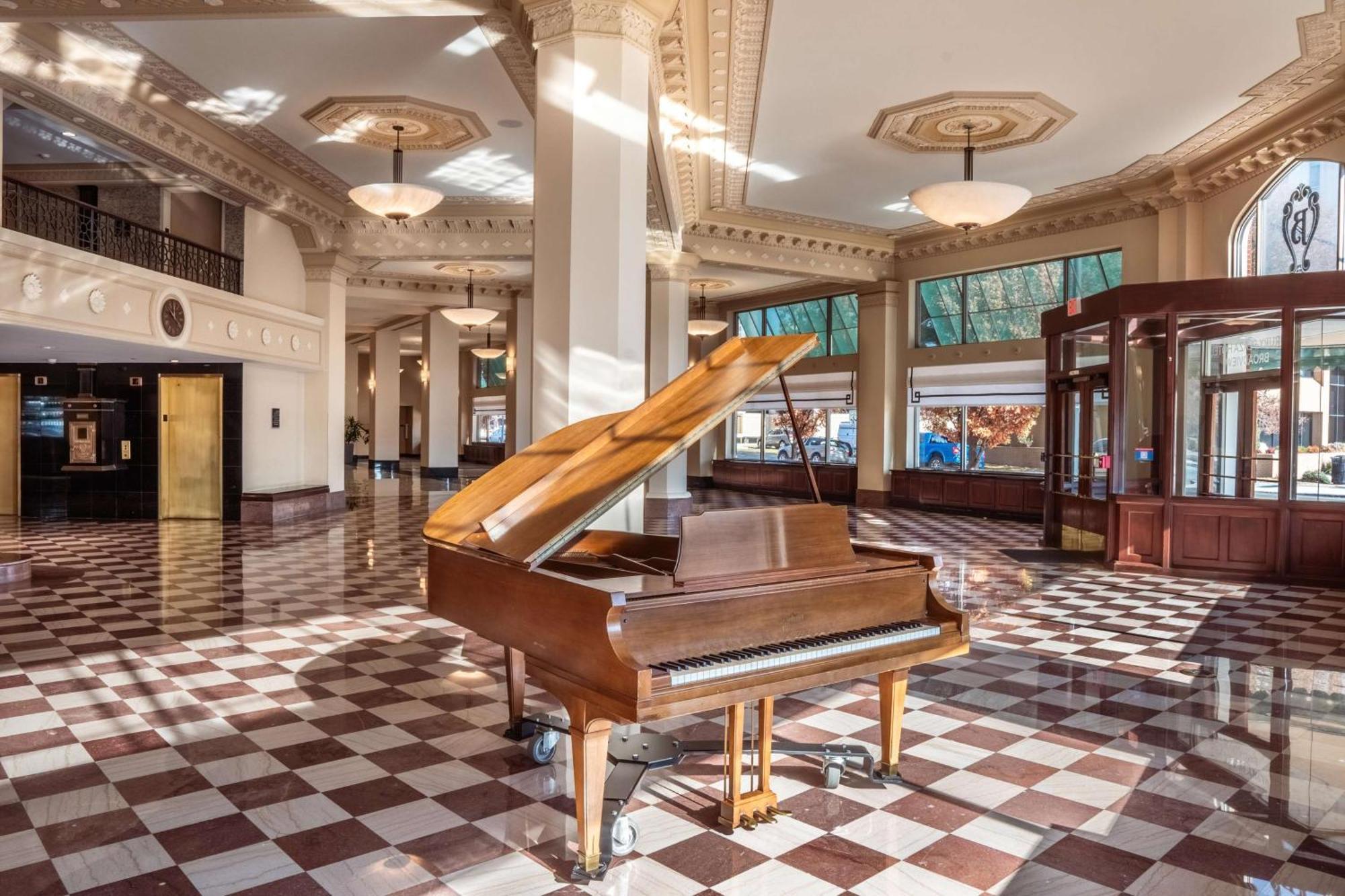 Drury Plaza Hotel Broadview Уичита Экстерьер фото