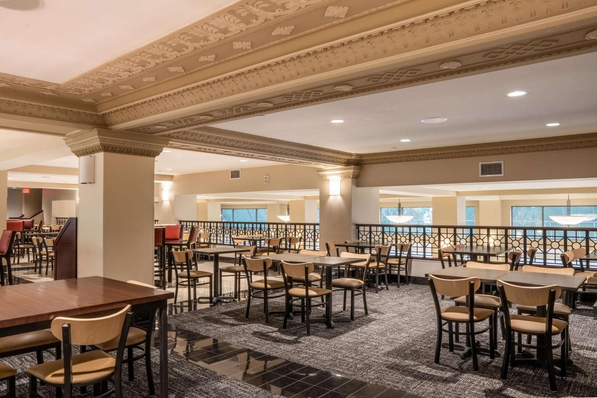 Drury Plaza Hotel Broadview Уичита Экстерьер фото