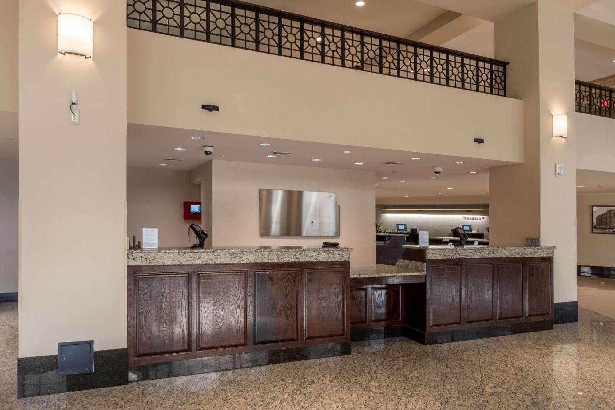Drury Plaza Hotel Broadview Уичита Экстерьер фото